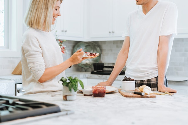 Muž a žena v pyžame stoje pri linke v kuchyni.jpg